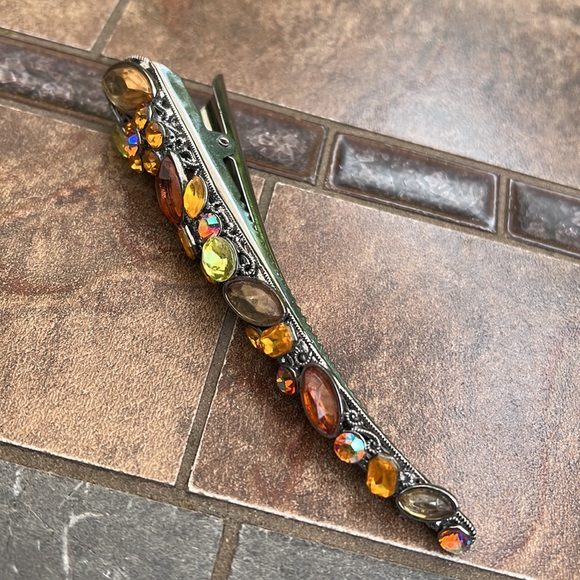 New without tags bejeweled hair clip with teeth to keep in place - Picture 8 of 9